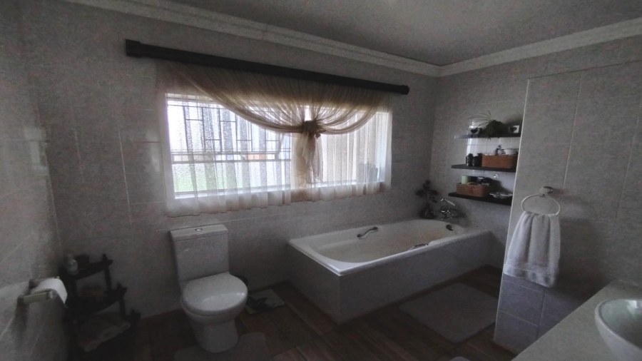 5 Bedroom Property for Sale in Vanderbijlpark SE 7 Gauteng