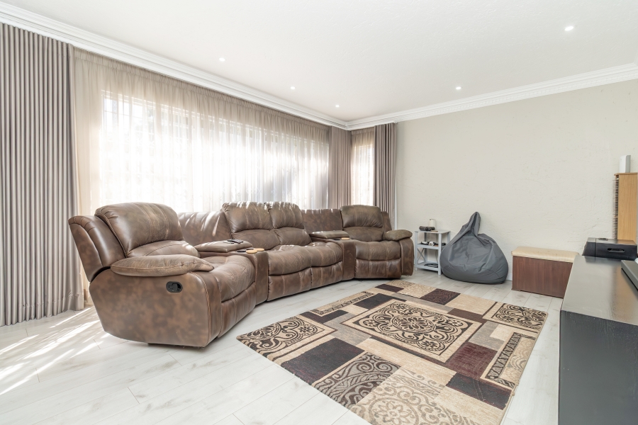 6 Bedroom Property for Sale in Hurlingham Manor Gauteng