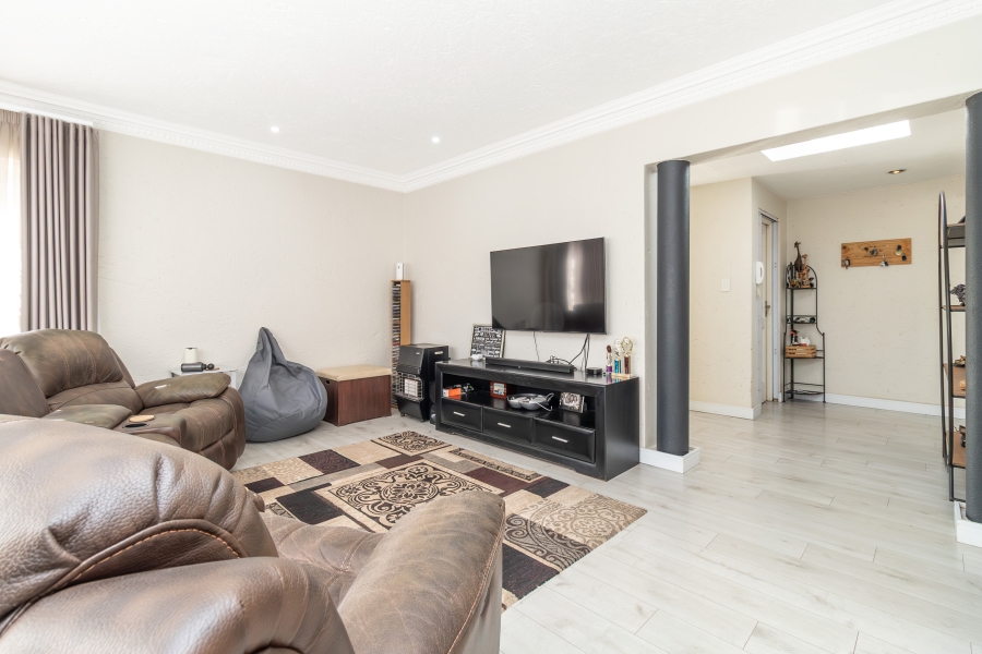 6 Bedroom Property for Sale in Hurlingham Manor Gauteng