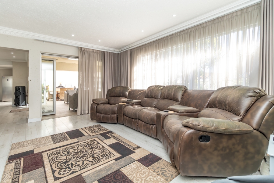 6 Bedroom Property for Sale in Hurlingham Manor Gauteng