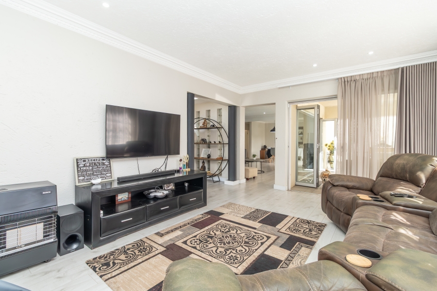 6 Bedroom Property for Sale in Hurlingham Manor Gauteng