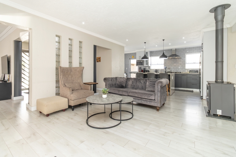 6 Bedroom Property for Sale in Hurlingham Manor Gauteng