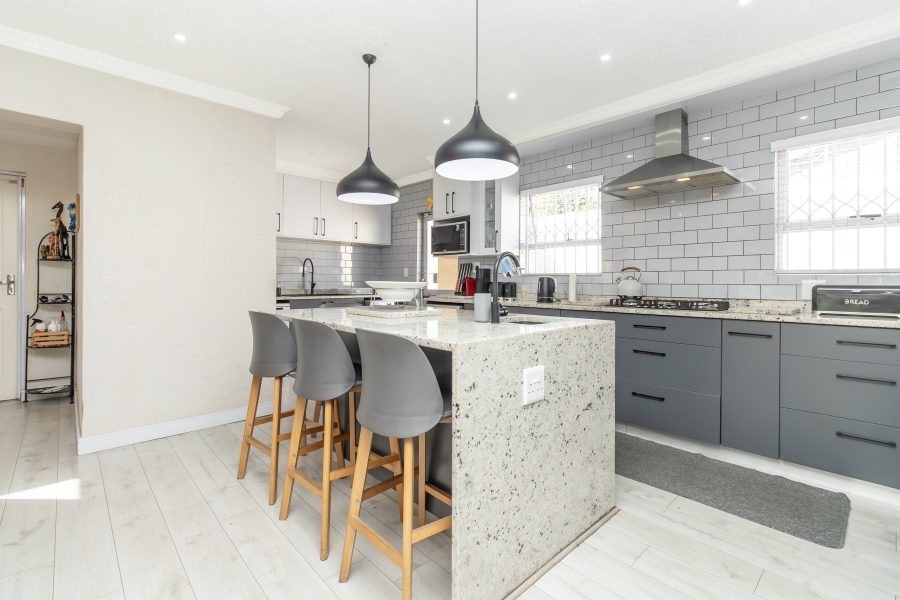 6 Bedroom Property for Sale in Hurlingham Manor Gauteng