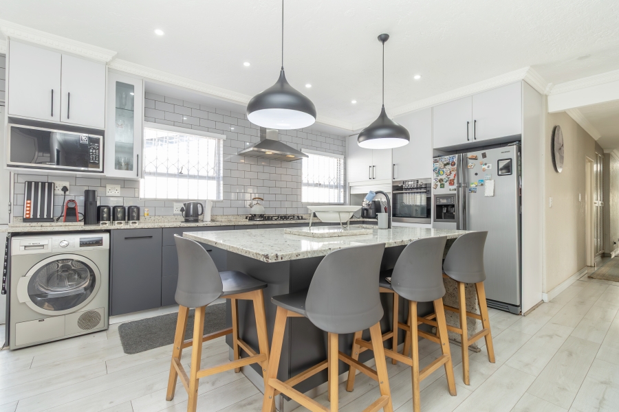 6 Bedroom Property for Sale in Hurlingham Manor Gauteng