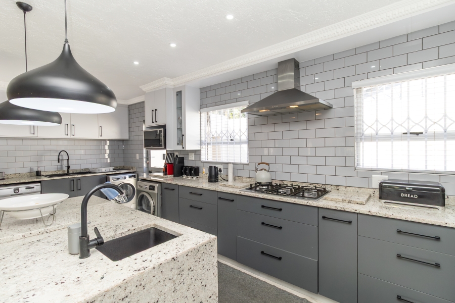 6 Bedroom Property for Sale in Hurlingham Manor Gauteng