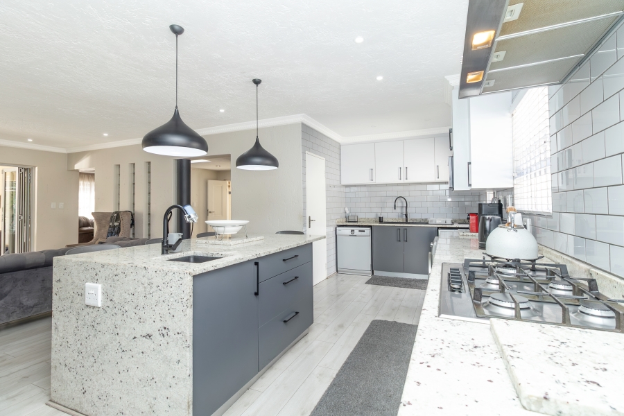 6 Bedroom Property for Sale in Hurlingham Manor Gauteng