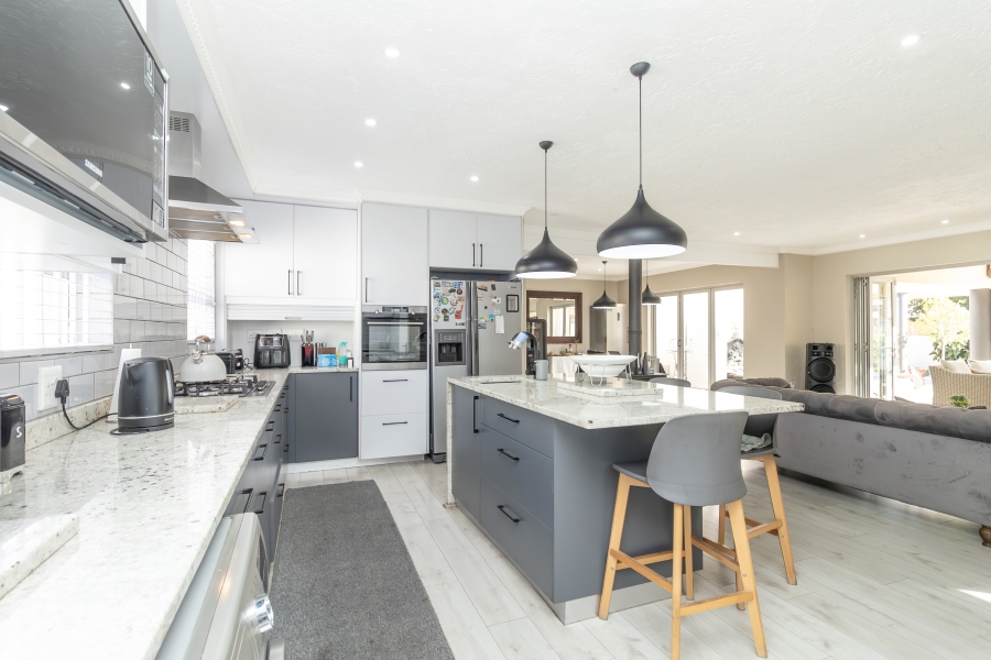 6 Bedroom Property for Sale in Hurlingham Manor Gauteng
