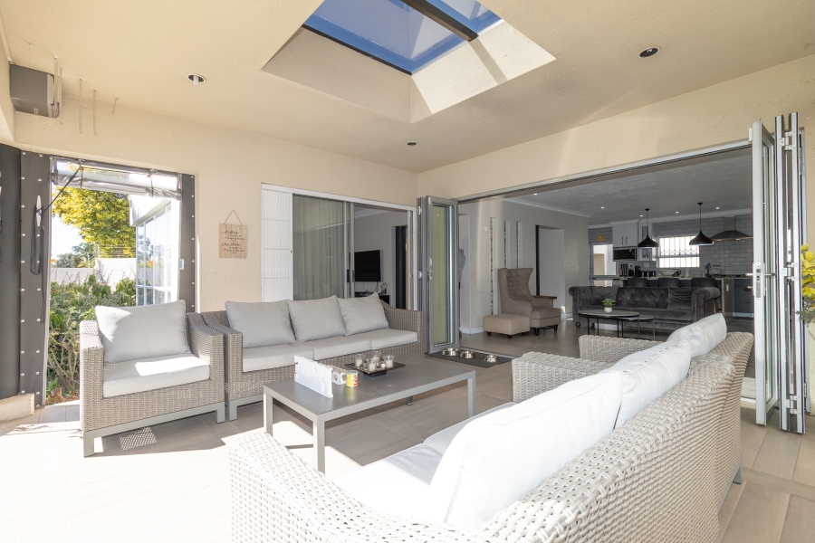 6 Bedroom Property for Sale in Hurlingham Manor Gauteng