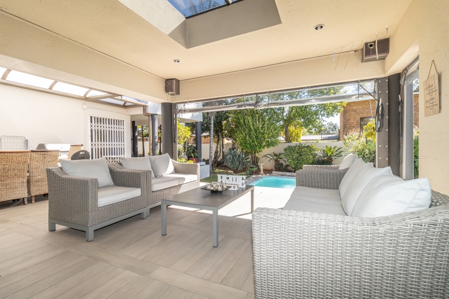 6 Bedroom Property for Sale in Hurlingham Manor Gauteng
