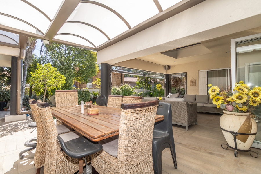 6 Bedroom Property for Sale in Hurlingham Manor Gauteng