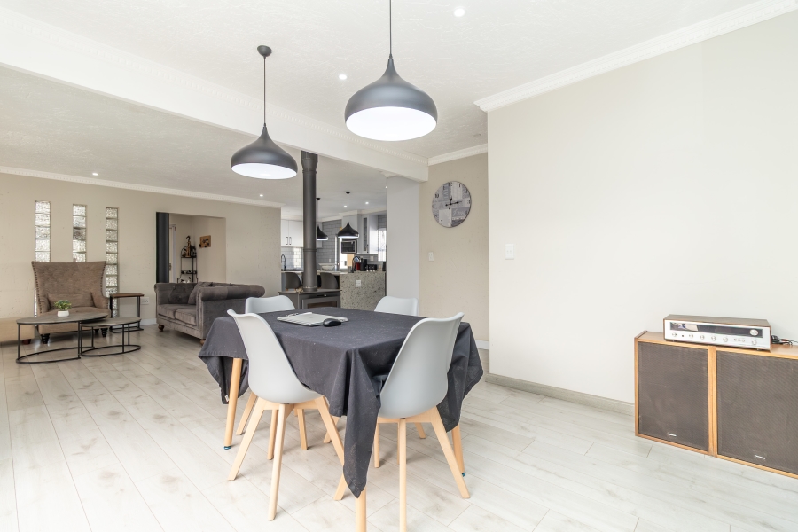 6 Bedroom Property for Sale in Hurlingham Manor Gauteng