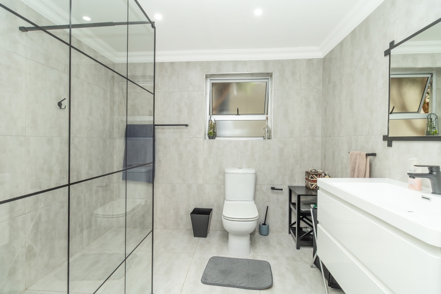 6 Bedroom Property for Sale in Hurlingham Manor Gauteng