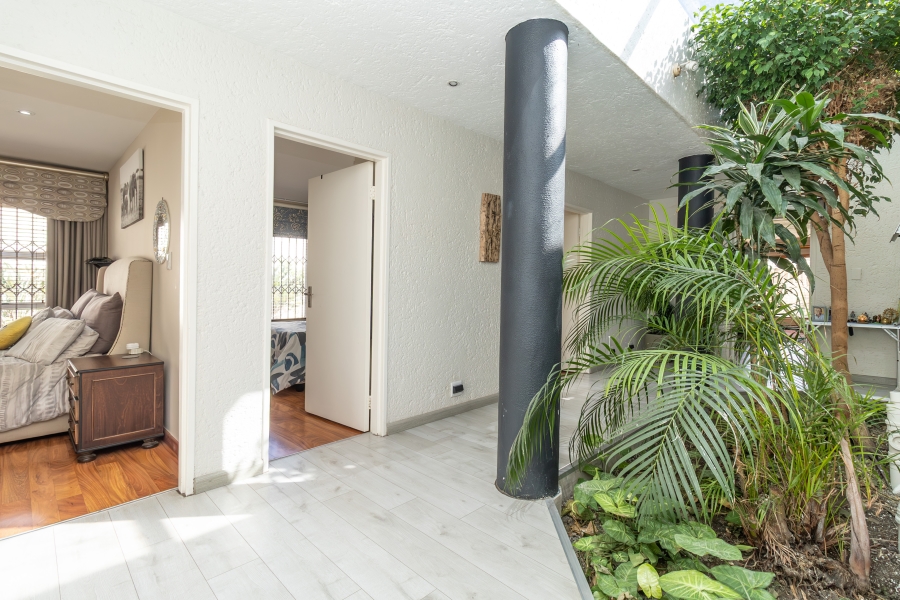 6 Bedroom Property for Sale in Hurlingham Manor Gauteng