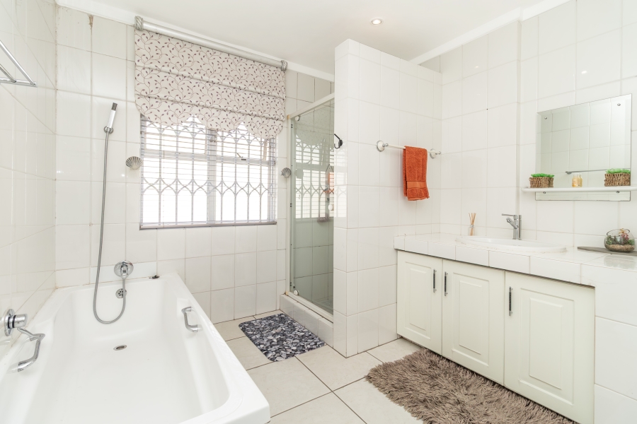 6 Bedroom Property for Sale in Hurlingham Manor Gauteng