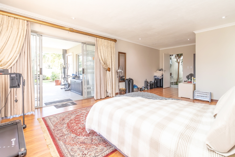 6 Bedroom Property for Sale in Hurlingham Manor Gauteng