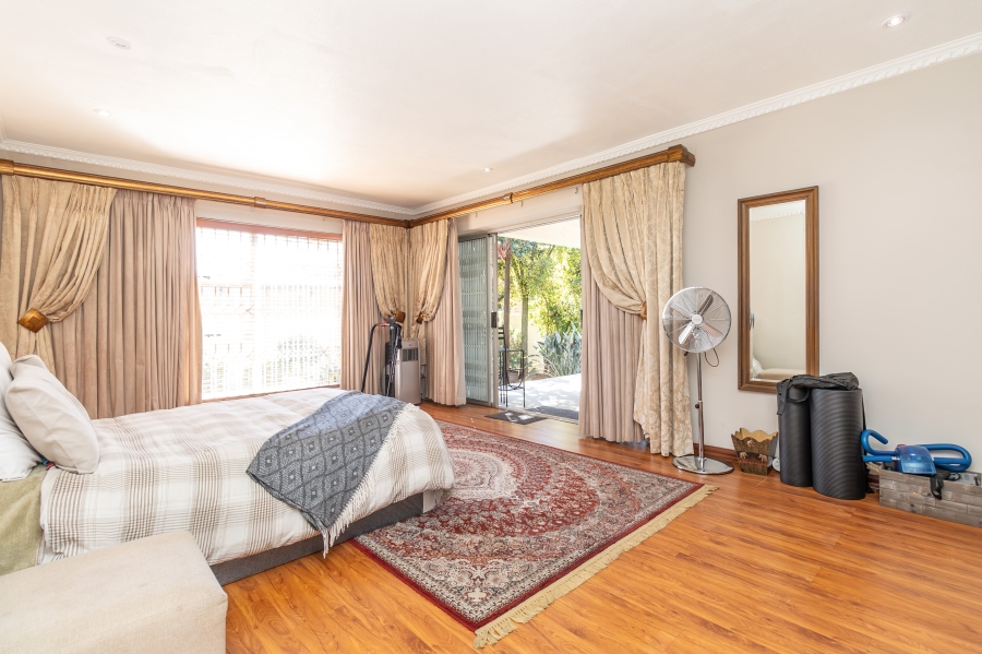 6 Bedroom Property for Sale in Hurlingham Manor Gauteng