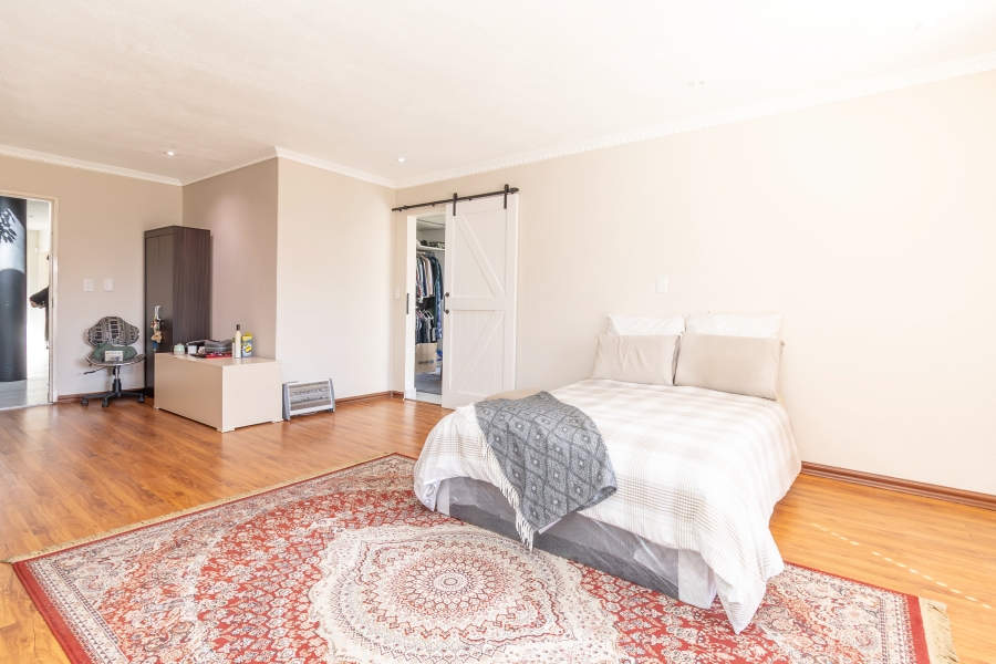6 Bedroom Property for Sale in Hurlingham Manor Gauteng