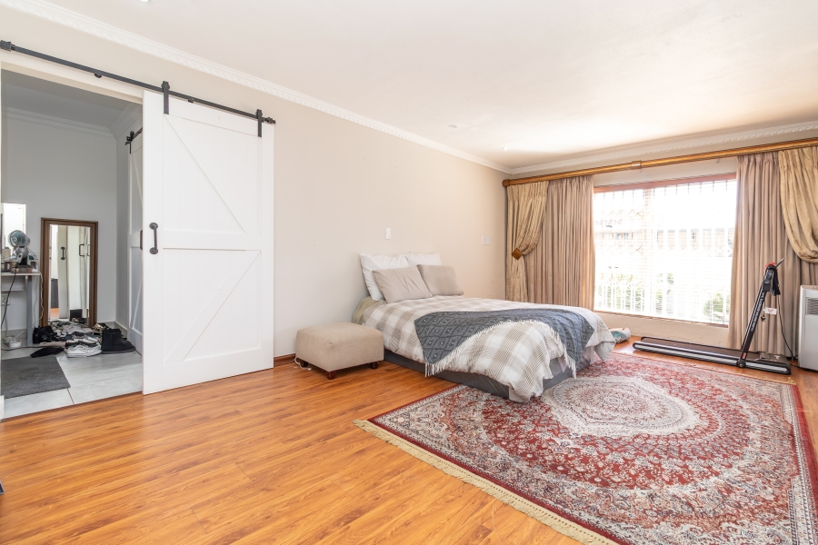 6 Bedroom Property for Sale in Hurlingham Manor Gauteng