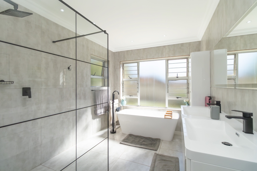 6 Bedroom Property for Sale in Hurlingham Manor Gauteng