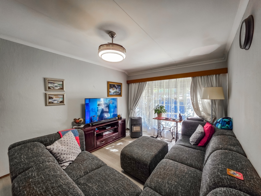 4 Bedroom Property for Sale in Faerie Glen Gauteng