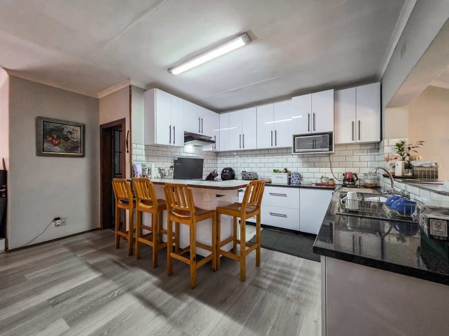 4 Bedroom Property for Sale in Faerie Glen Gauteng