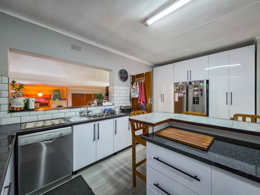 4 Bedroom Property for Sale in Faerie Glen Gauteng