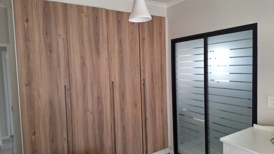 2 Bedroom Property for Sale in Crowthorne AH Gauteng