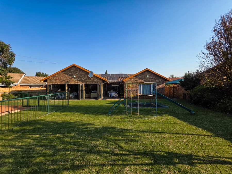 5 Bedroom Property for Sale in Moreleta Park Gauteng