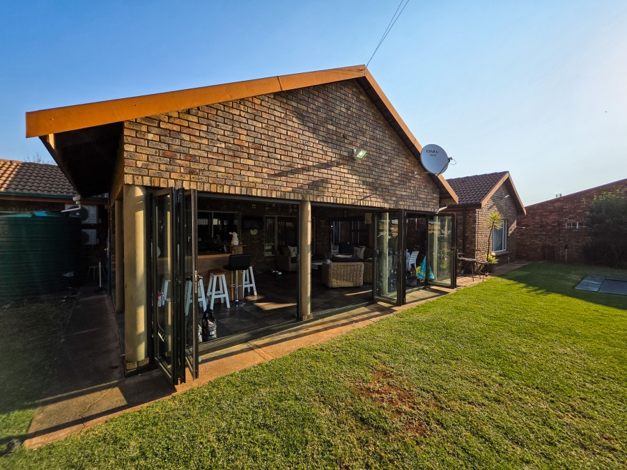 5 Bedroom Property for Sale in Moreleta Park Gauteng