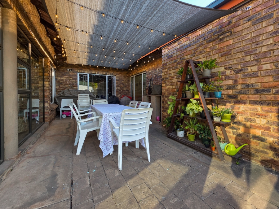 5 Bedroom Property for Sale in Moreleta Park Gauteng