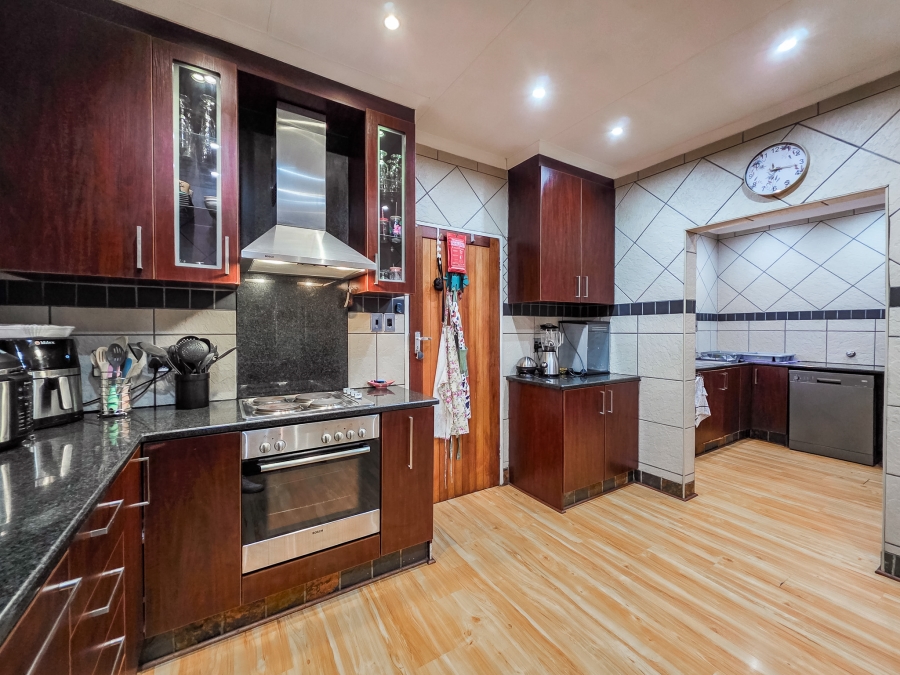 5 Bedroom Property for Sale in Moreleta Park Gauteng