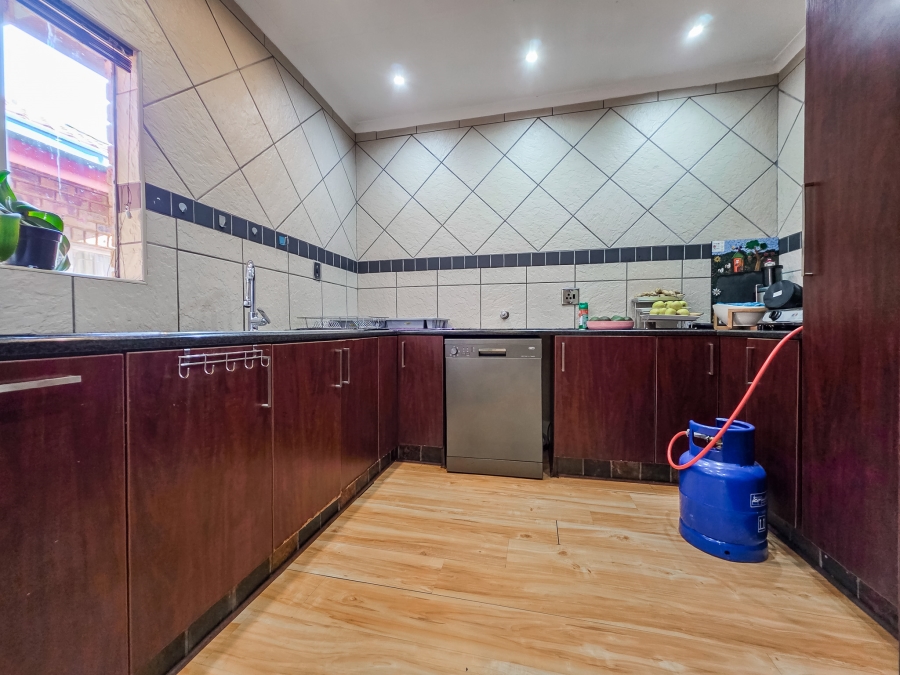 5 Bedroom Property for Sale in Moreleta Park Gauteng