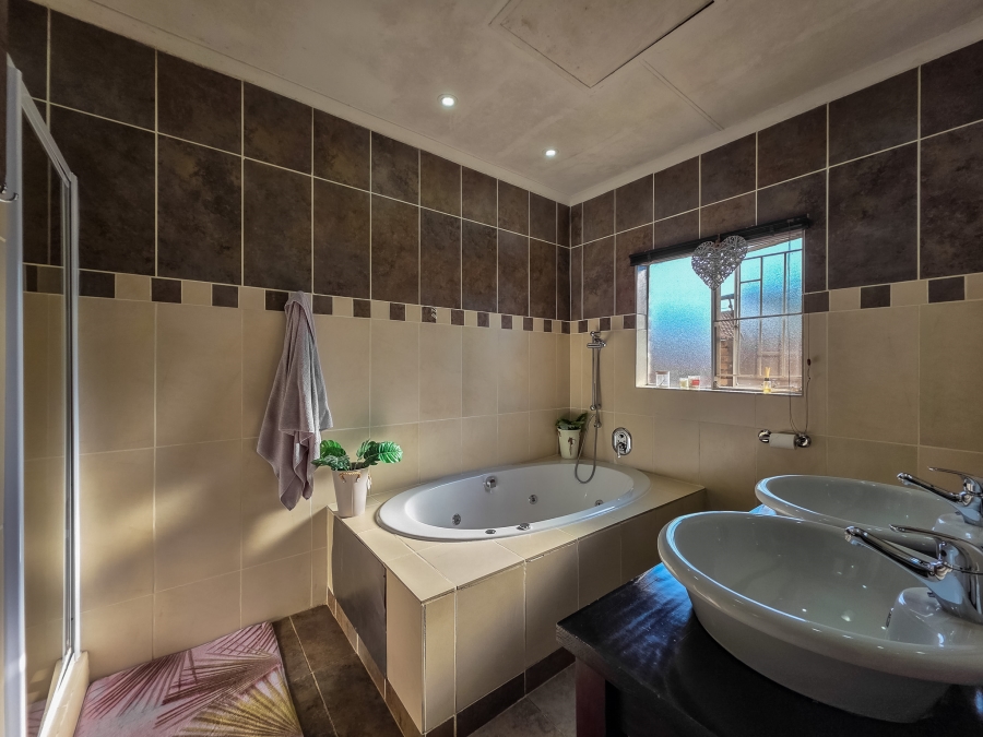 5 Bedroom Property for Sale in Moreleta Park Gauteng