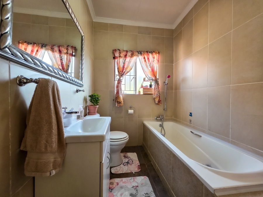 5 Bedroom Property for Sale in Moreleta Park Gauteng