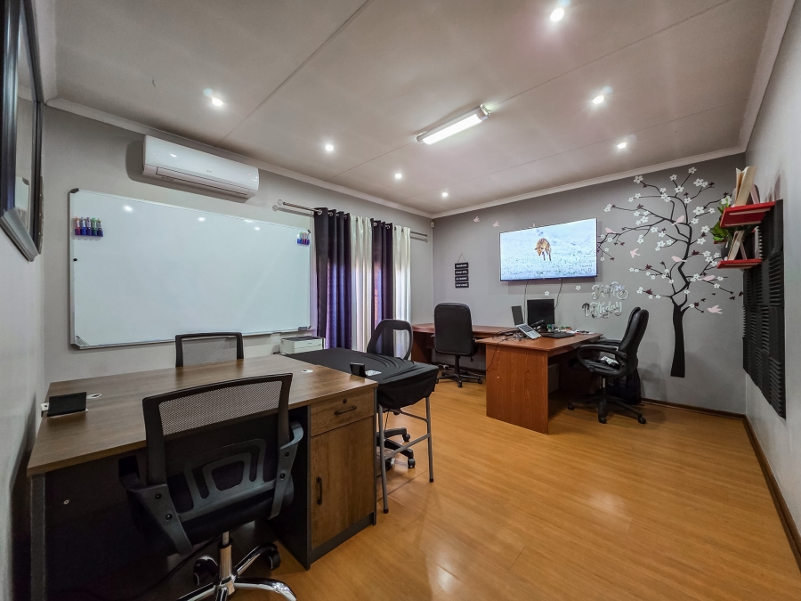 5 Bedroom Property for Sale in Moreleta Park Gauteng