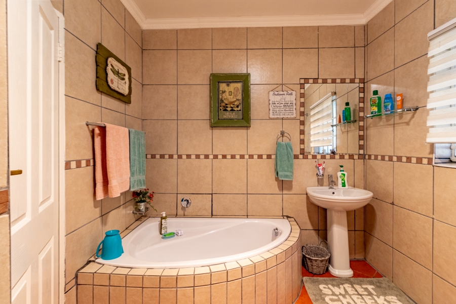 4 Bedroom Property for Sale in Waterkloof Glen Gauteng