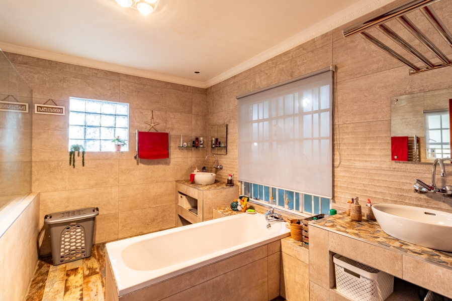 4 Bedroom Property for Sale in Waterkloof Glen Gauteng
