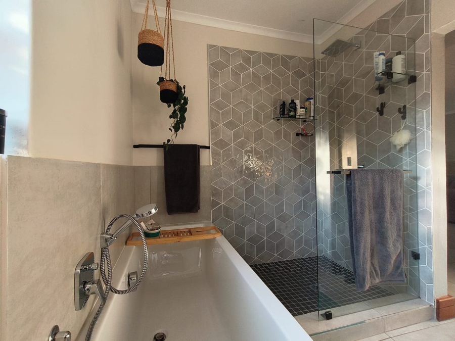 2 Bedroom Property for Sale in Faerie Glen Gauteng