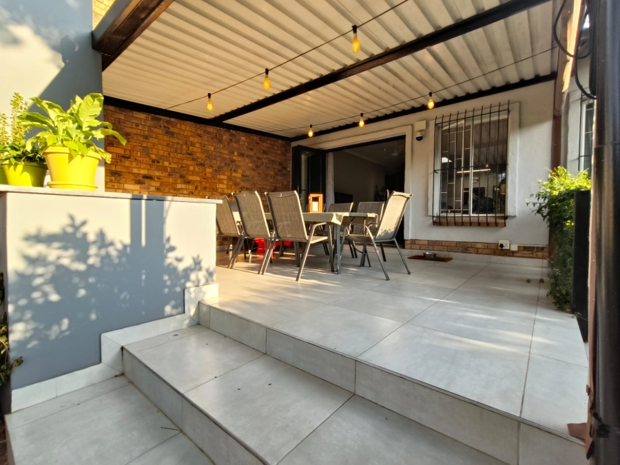 2 Bedroom Property for Sale in Faerie Glen Gauteng