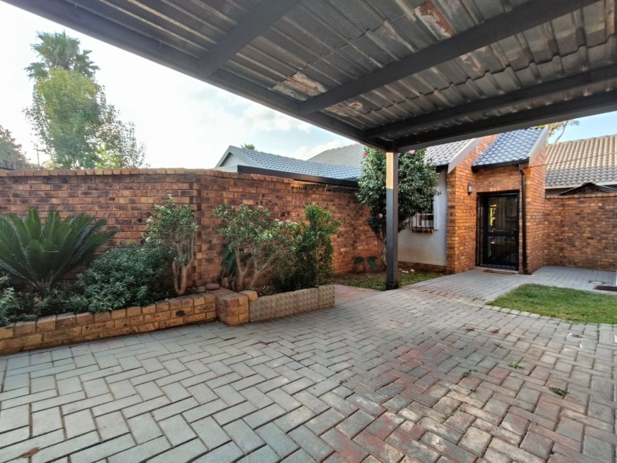 2 Bedroom Property for Sale in Faerie Glen Gauteng
