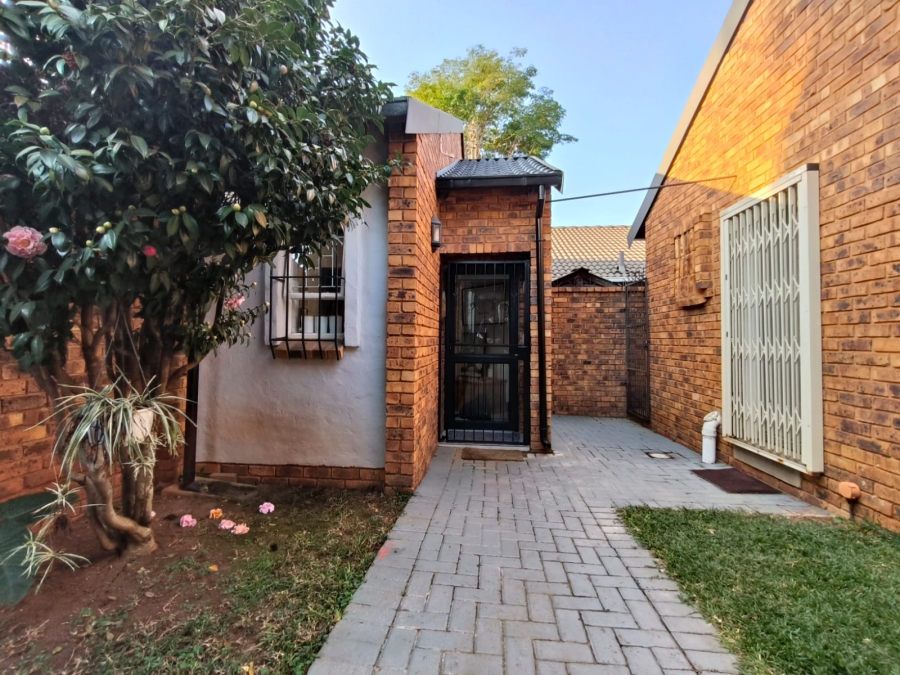 2 Bedroom Property for Sale in Faerie Glen Gauteng