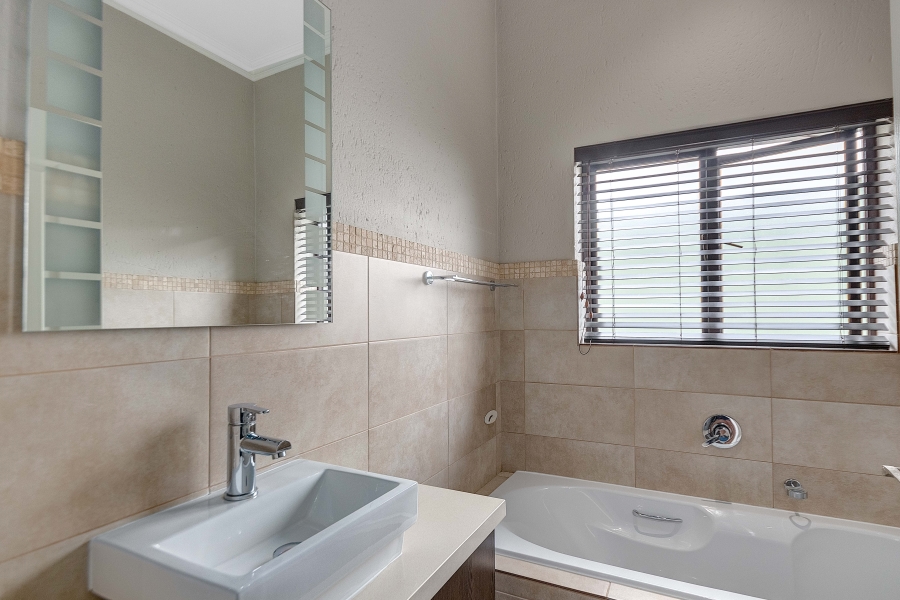 To Let 3 Bedroom Property for Rent in Broadacres Gauteng