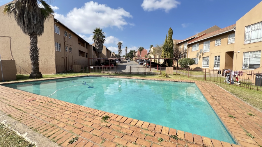 2 Bedroom Property for Sale in Lindhaven Gauteng