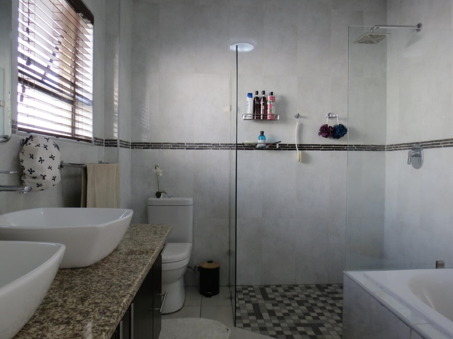 4 Bedroom Property for Sale in Greenstone Hill Gauteng
