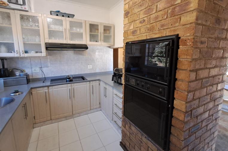 3 Bedroom Property for Sale in Oakdene Gauteng