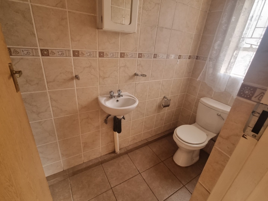 To Let 2 Bedroom Property for Rent in Rangeview Gauteng