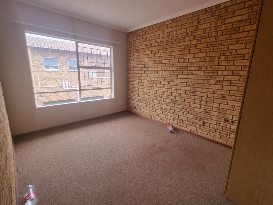 To Let 2 Bedroom Property for Rent in Rangeview Gauteng