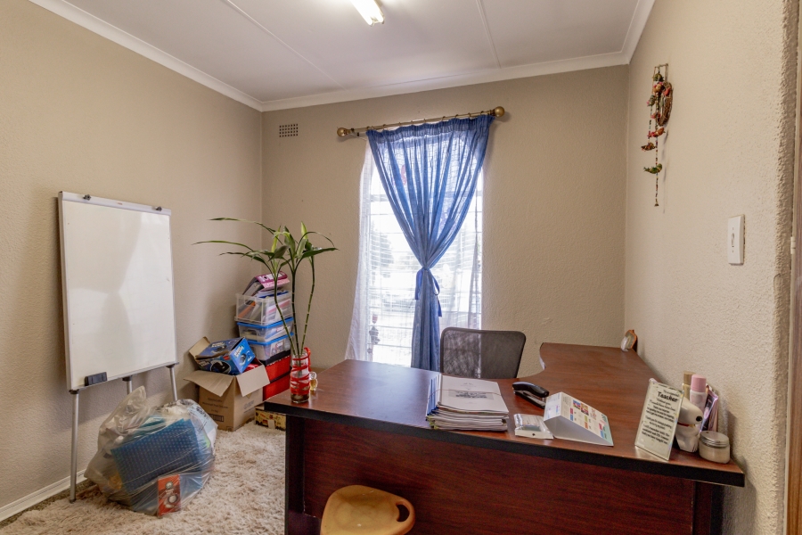 To Let 5 Bedroom Property for Rent in Vorna Valley Gauteng