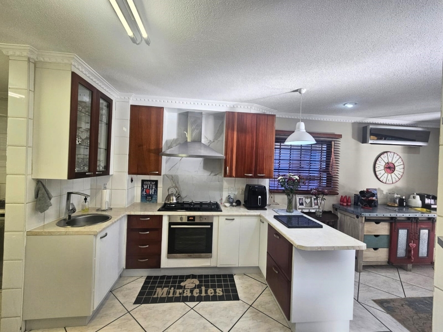 To Let 4 Bedroom Property for Rent in Brummeria Gauteng
