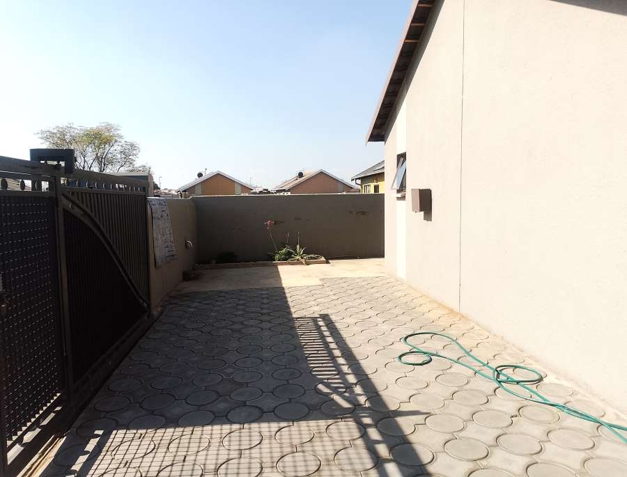3 Bedroom Property for Sale in Windmill Park Gauteng